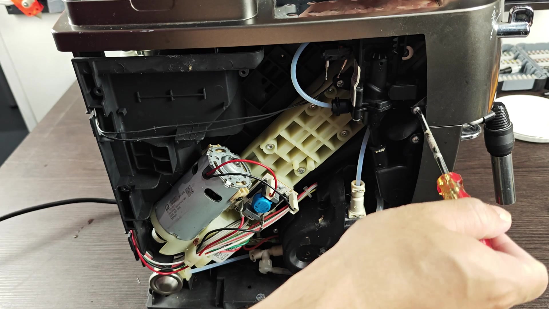 cracking-open-a-magnifica-s-smart-anyone-done-a-teardown-5.jpg