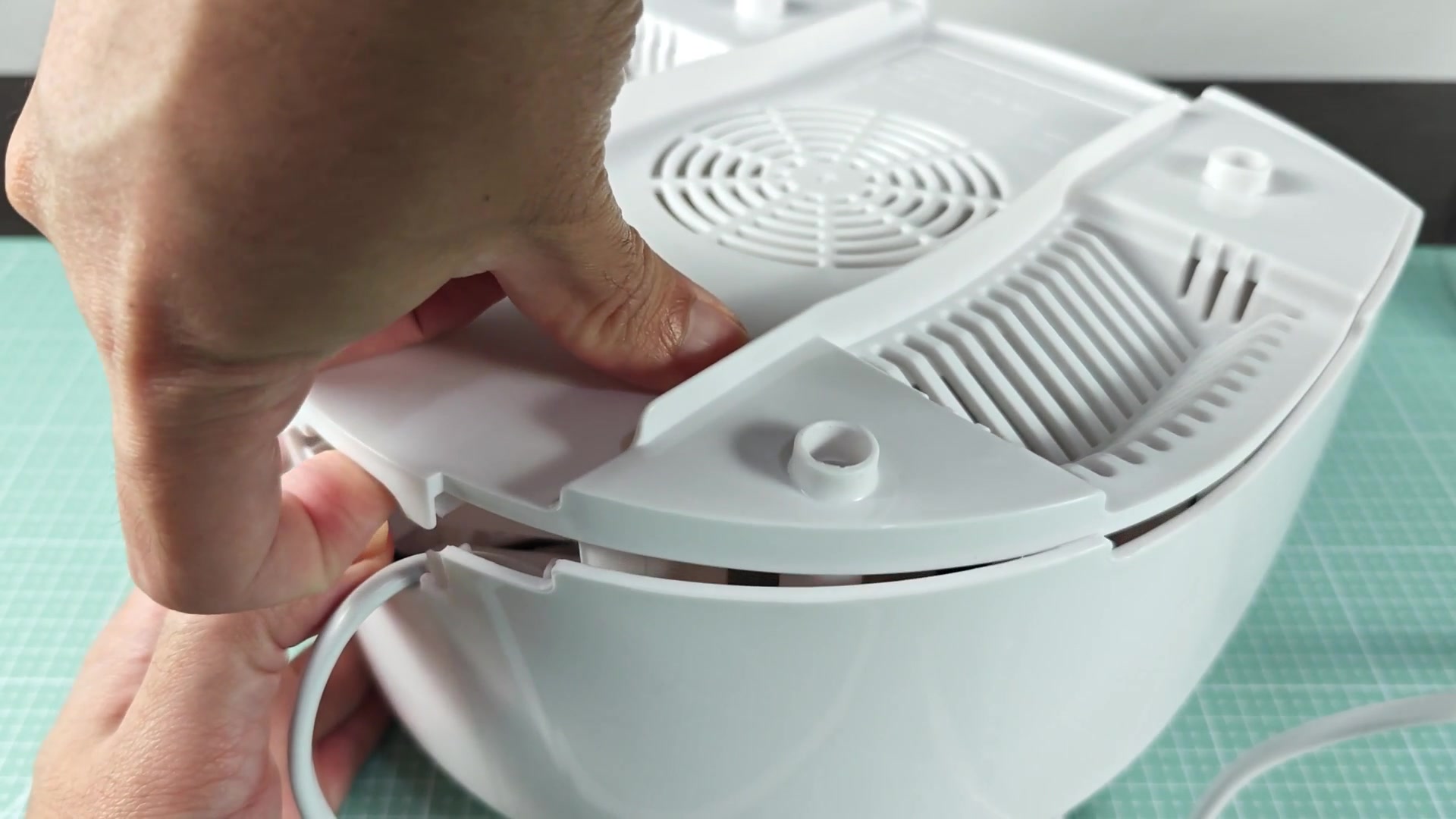 cuisinart-ice-cream-maker-bottom-cover-what-s-with-the-u-shaped-screw-7.jpg