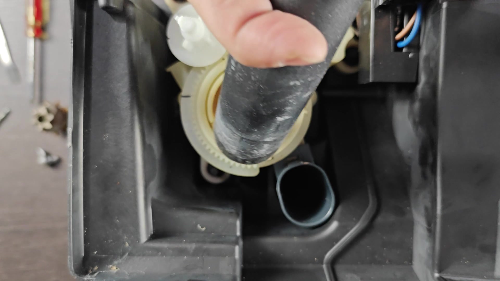 delonghi-grinder-won-t-spin-anyone-tackled-this-teardown-2.jpg