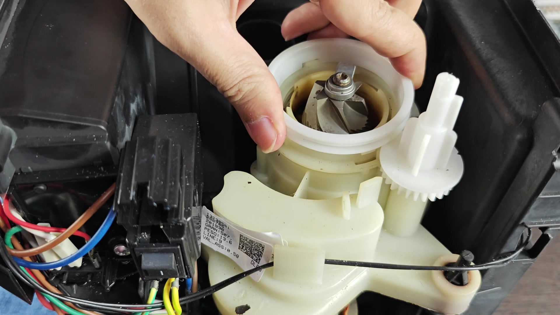 delonghi-grinder-won-t-spin-anyone-tackled-this-teardown-4.jpg