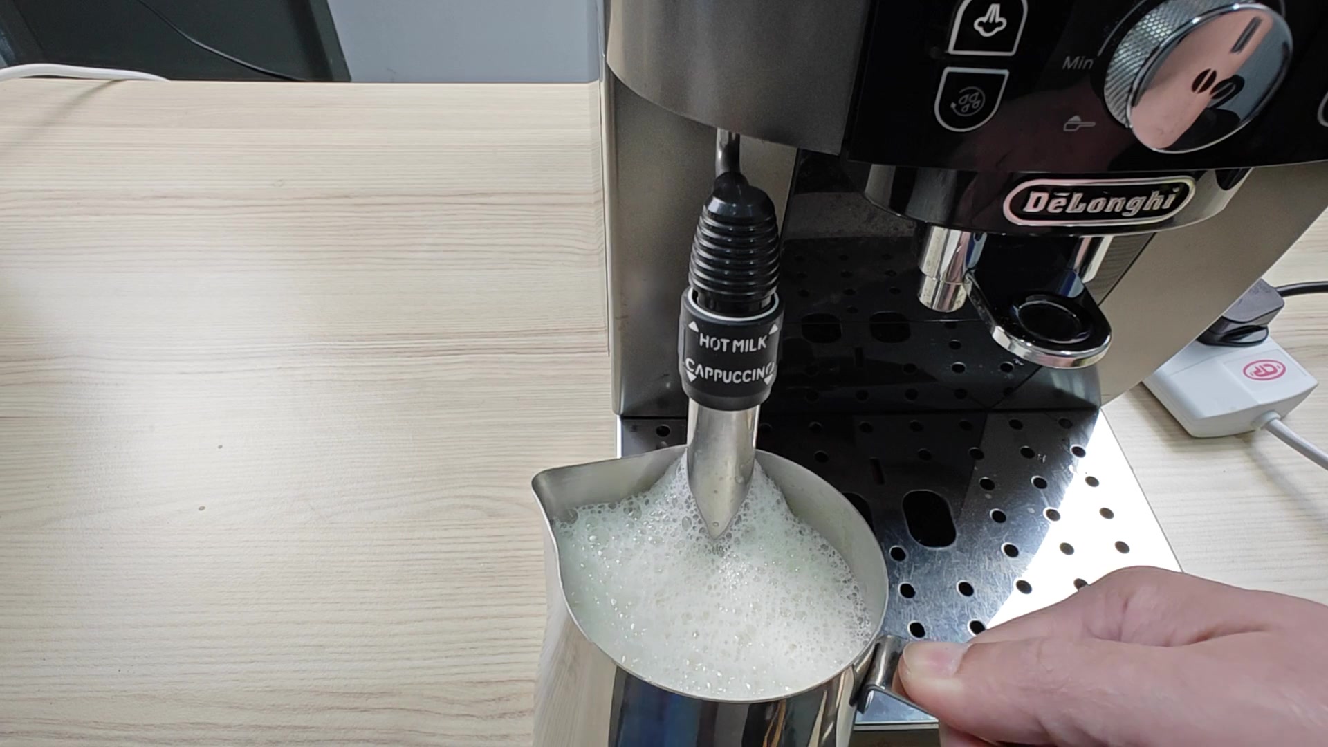 delonghi-steam-wand-what-s-the-actual-difference-between-hot-milk-and-cappuccino-mode-3.jpg