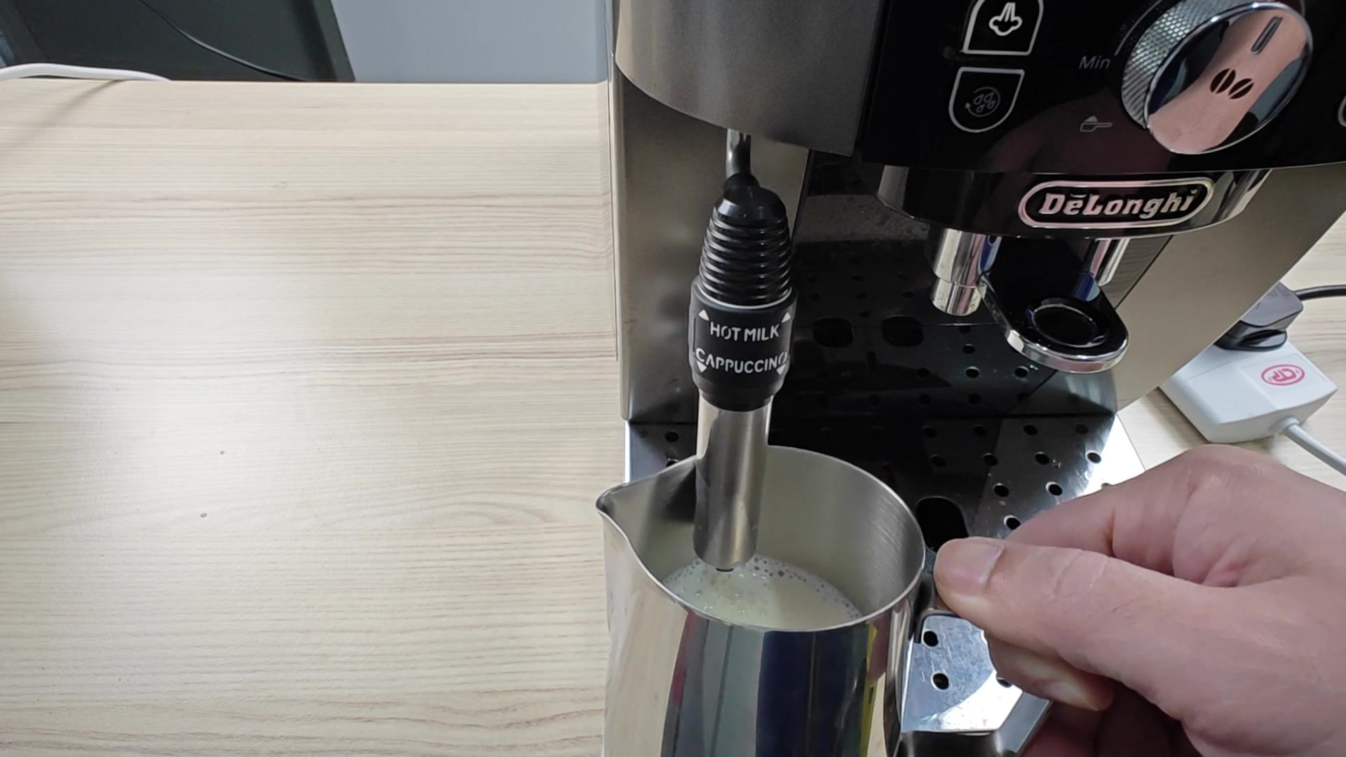 delonghi-steam-wand-what-s-the-actual-difference-between-hot-milk-and-cappuccino-mode-5.jpg