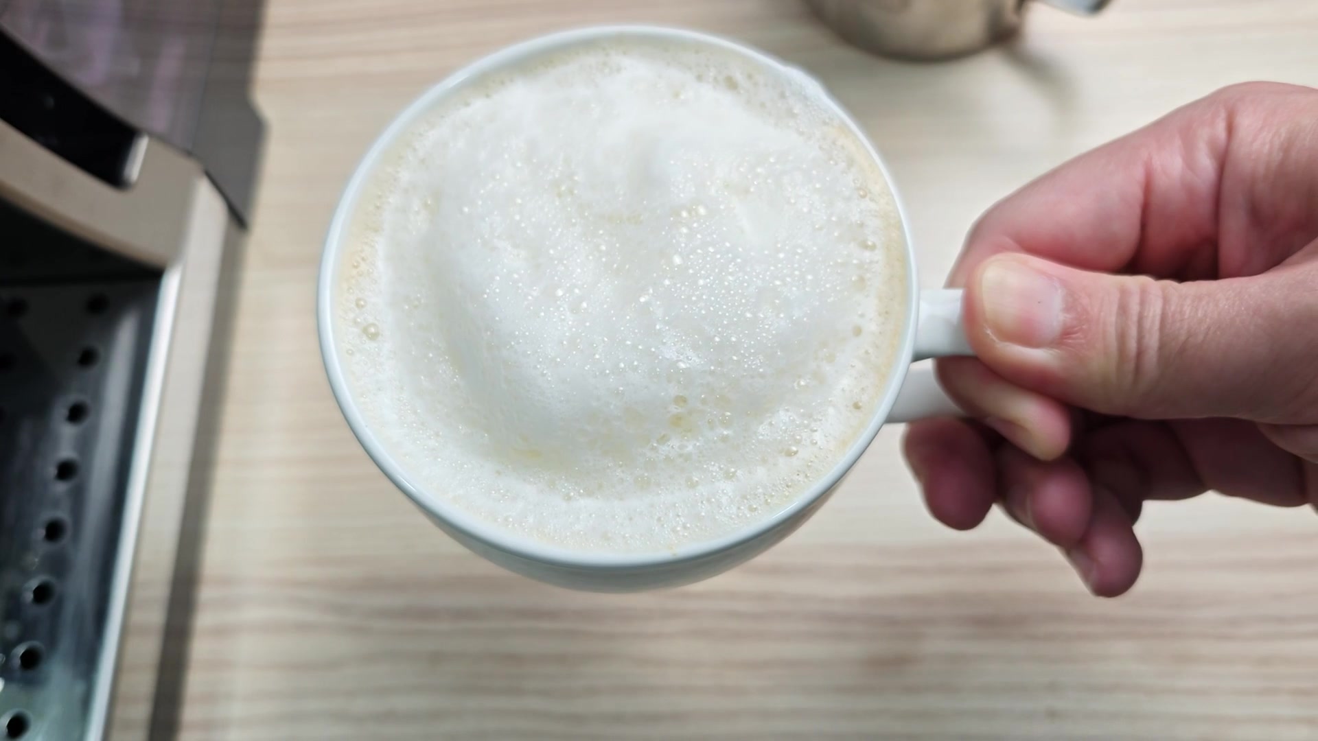 frothing-milk-on-the-de-longhi-magnifica-wand-position-question-3.jpg