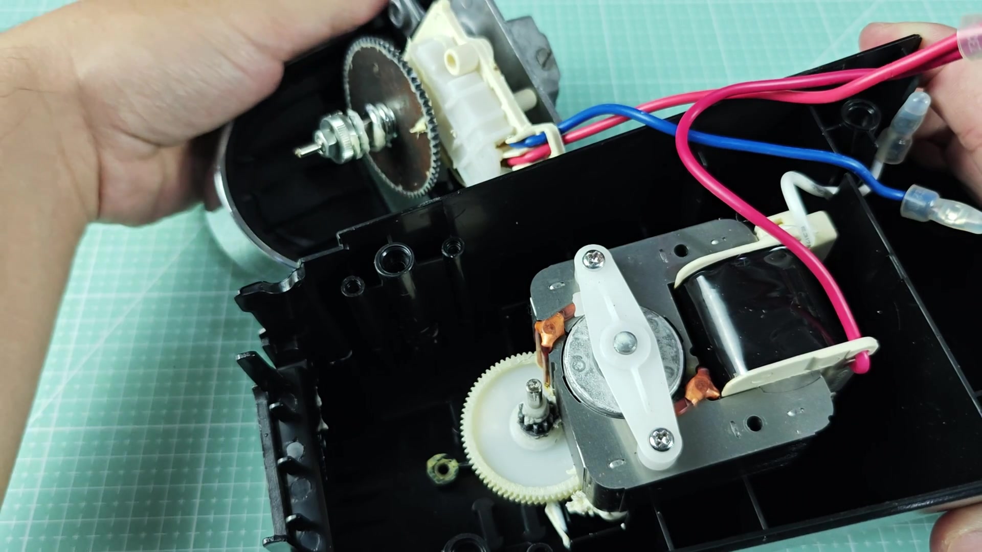hamilton-beach-can-opener-teardown-just-the-back-screws-4.jpg