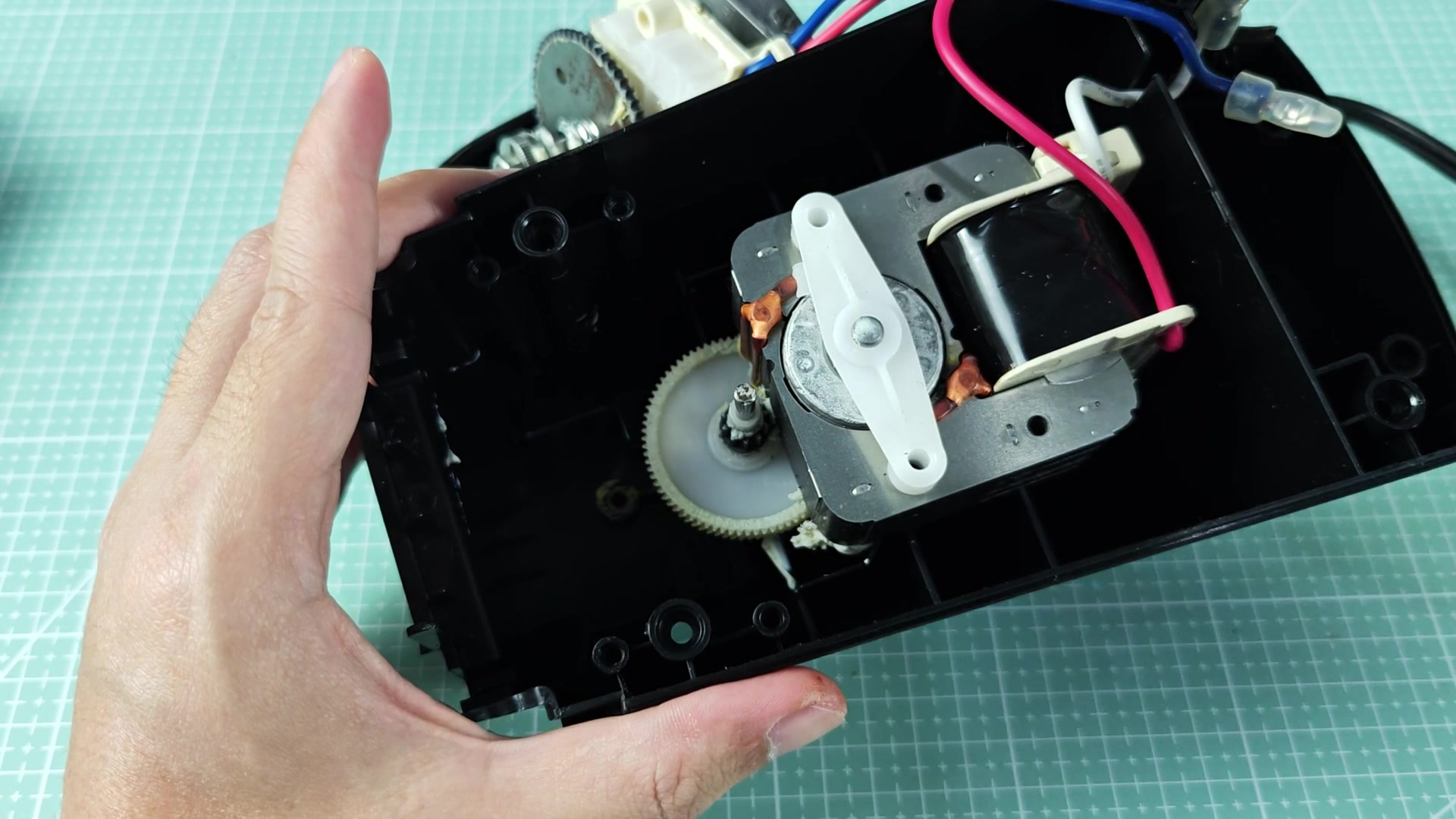 hamilton-beach-can-opener-teardown-just-the-back-screws-5.jpg