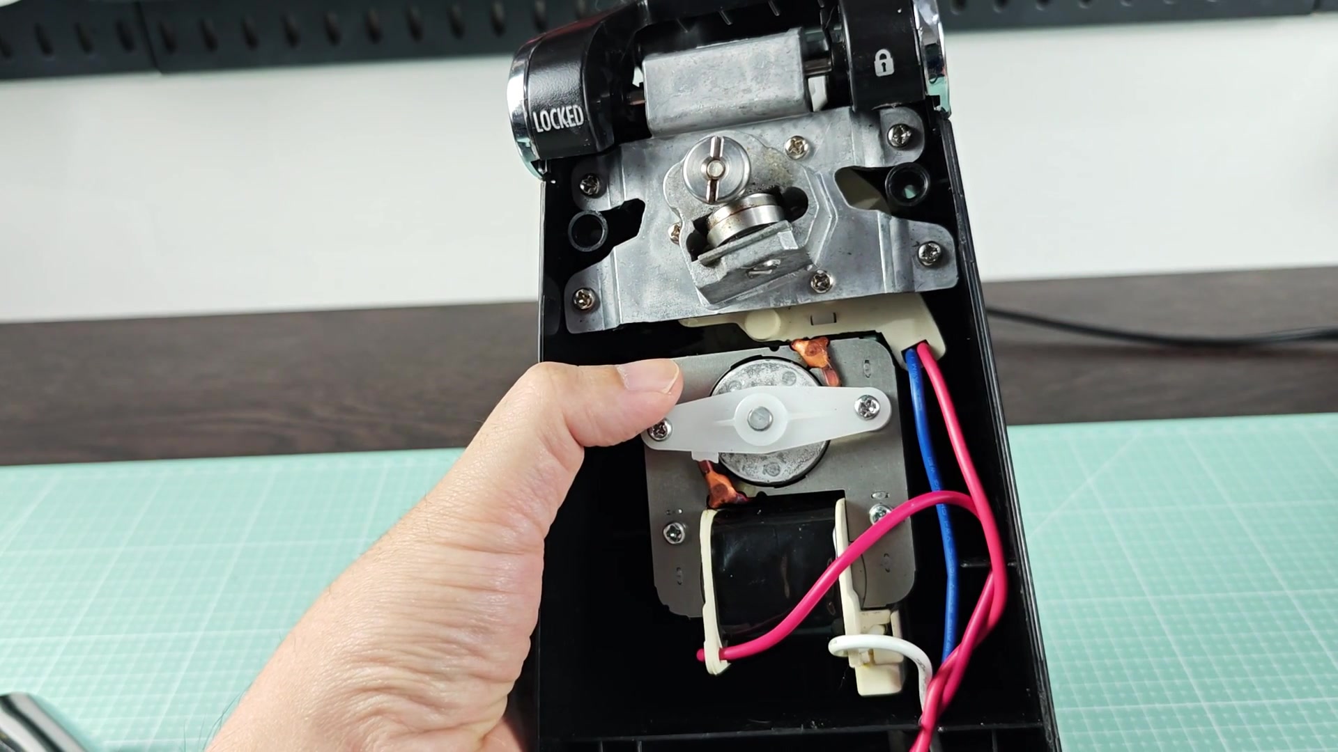 hamilton-beach-can-opener-won-t-lock-down-anyone-fixed-this-1.jpg