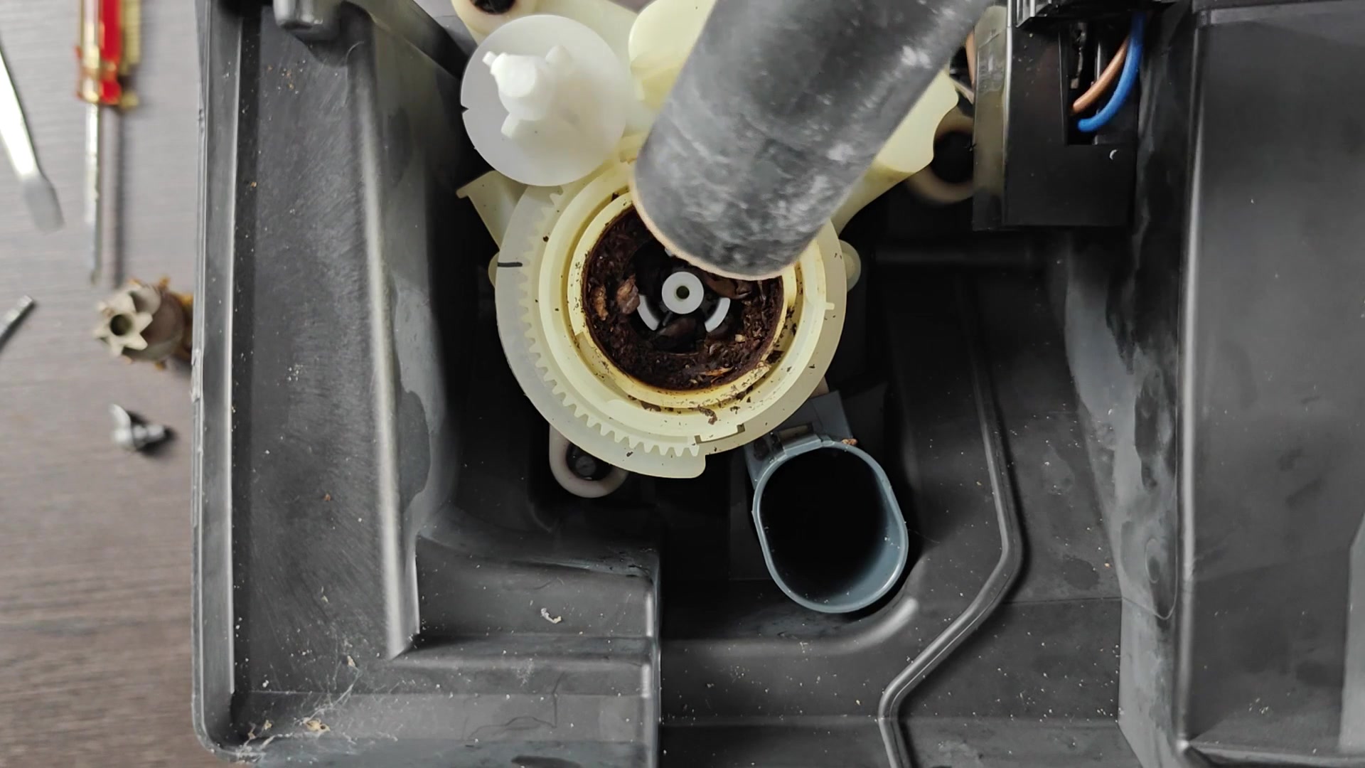 magnifica-grinding-way-too-much-coffee-per-shot-common-cause-8.jpg