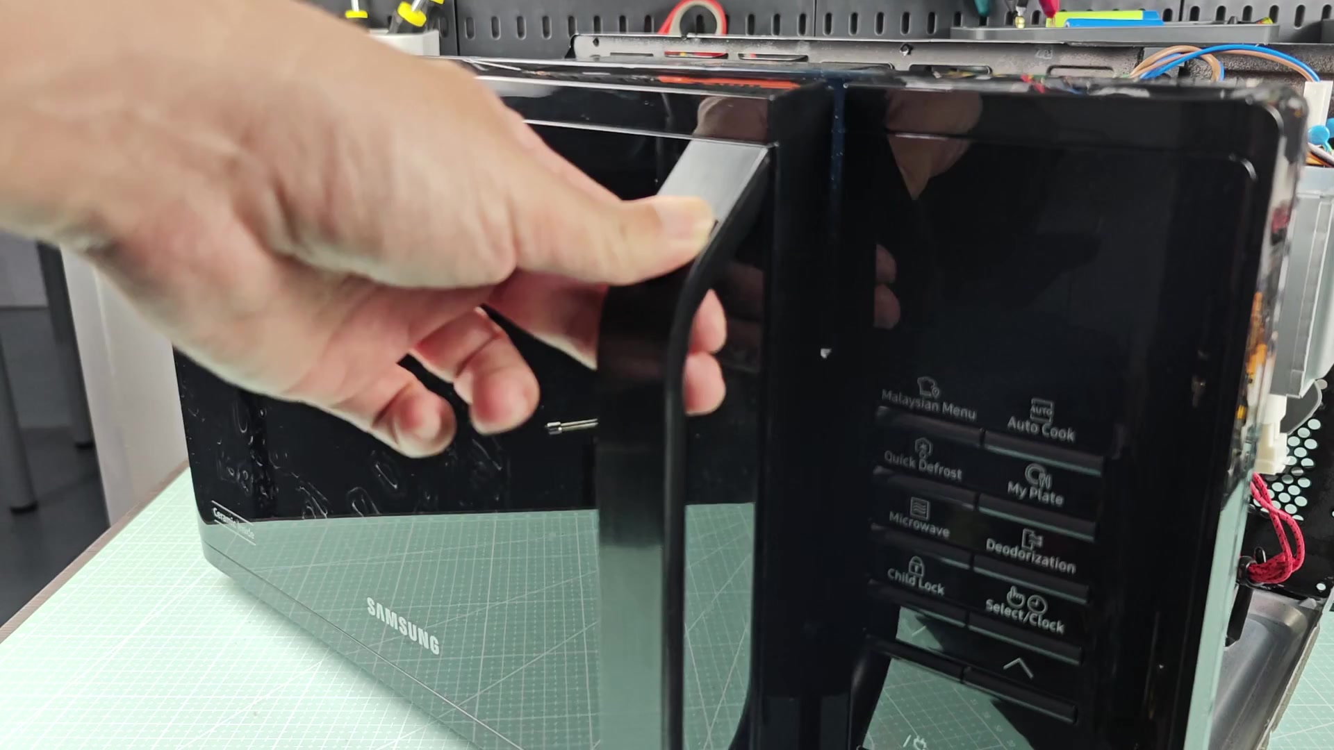 samsung-microwave-door-won-t-latch-shut-what-usually-fails-first-1.jpg