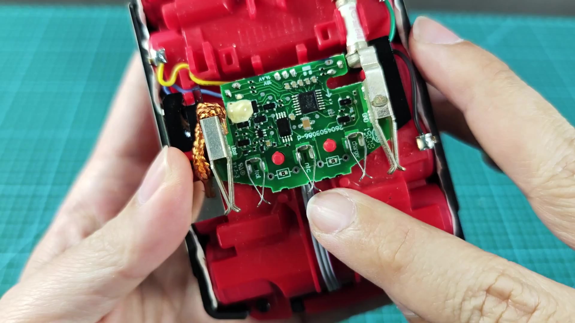 what-do-all-the-pins-on-a-bosch-18v-battery-pack-actually-do-1.jpg