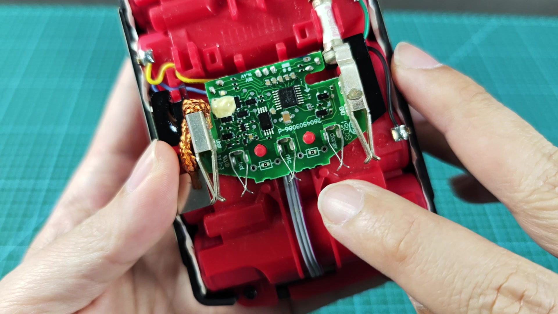 what-do-all-the-pins-on-a-bosch-18v-battery-pack-actually-do-2.jpg