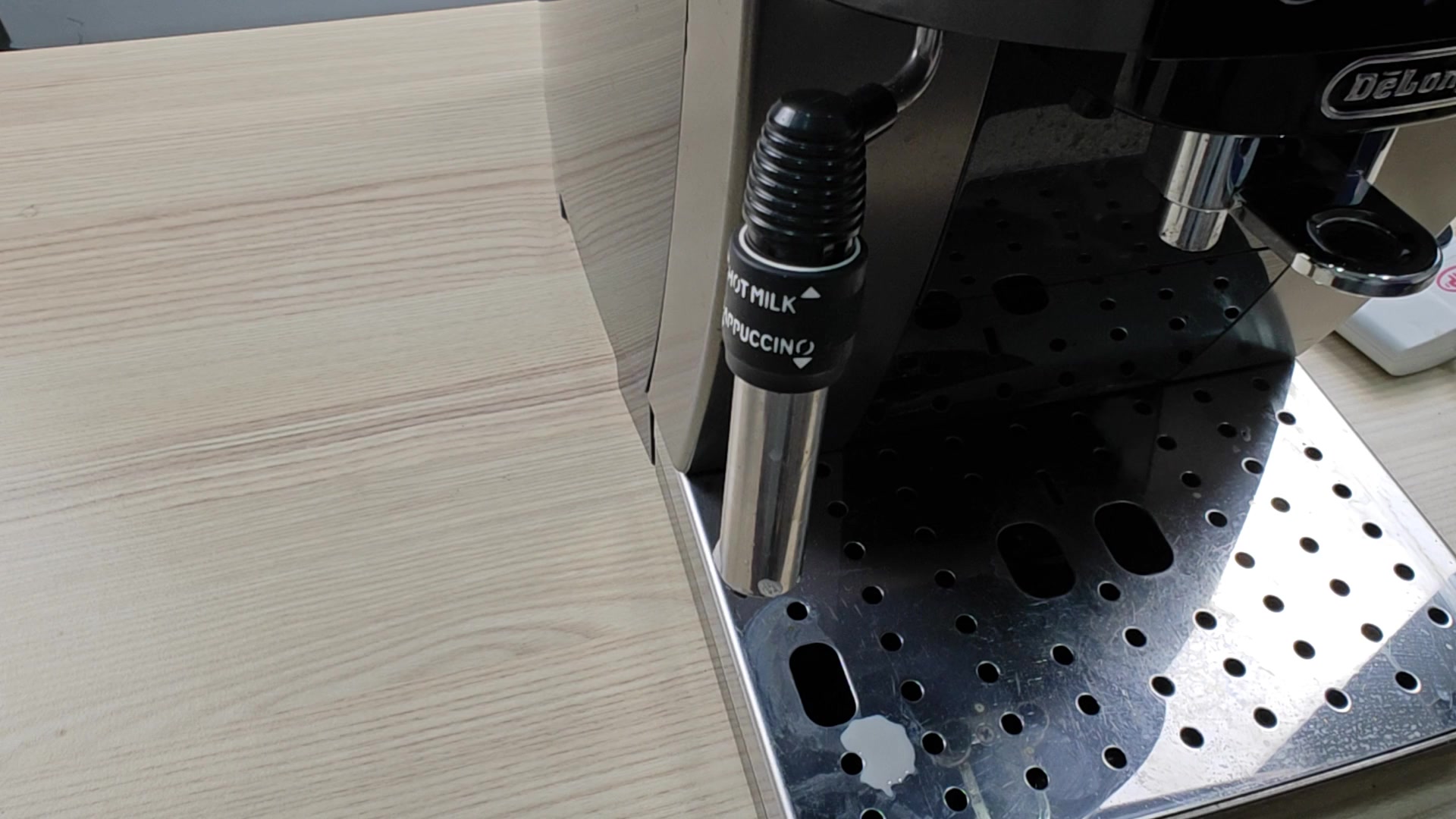 what-s-the-proper-way-to-clean-the-milk-frother-on-a-de-longhi-2.jpg