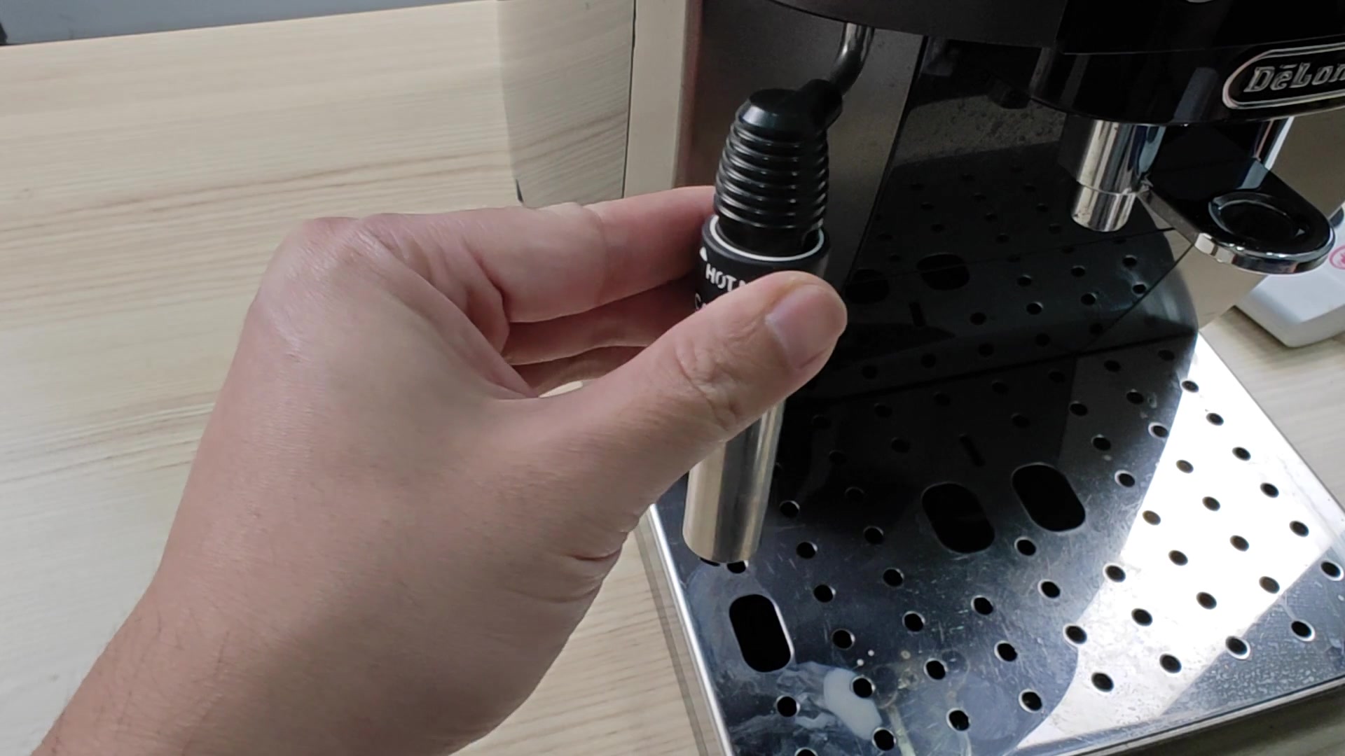 what-s-the-proper-way-to-clean-the-milk-frother-on-a-de-longhi-4.jpg